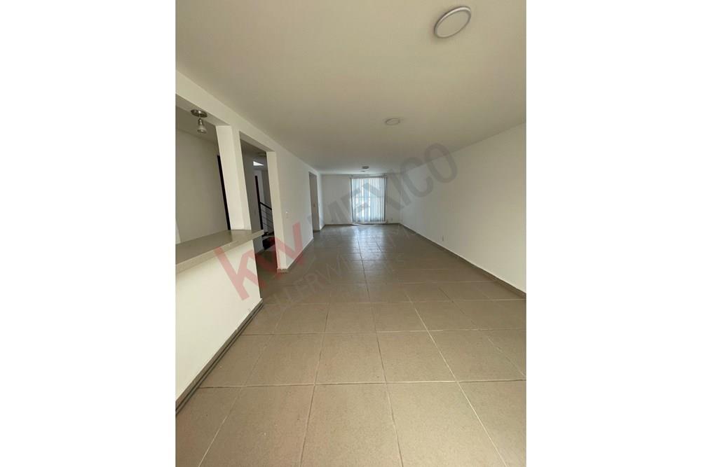CASA EN ESQUINA EN RENTA EN RESIDENCIAL EL REFUGIO QUERETARO