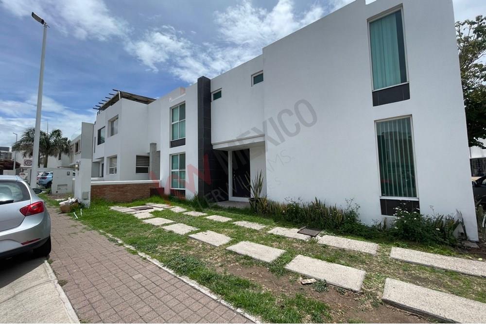 CASA EN ESQUINA EN RENTA EN RESIDENCIAL EL REFUGIO QUERETARO