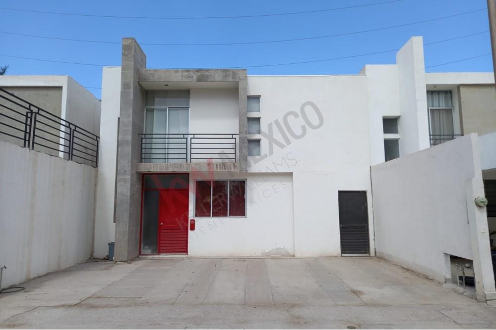 Casa a la venta amueblada y equipada, ubicada frente al área verde,  Residencial Senderos, Torreón, Coahuila