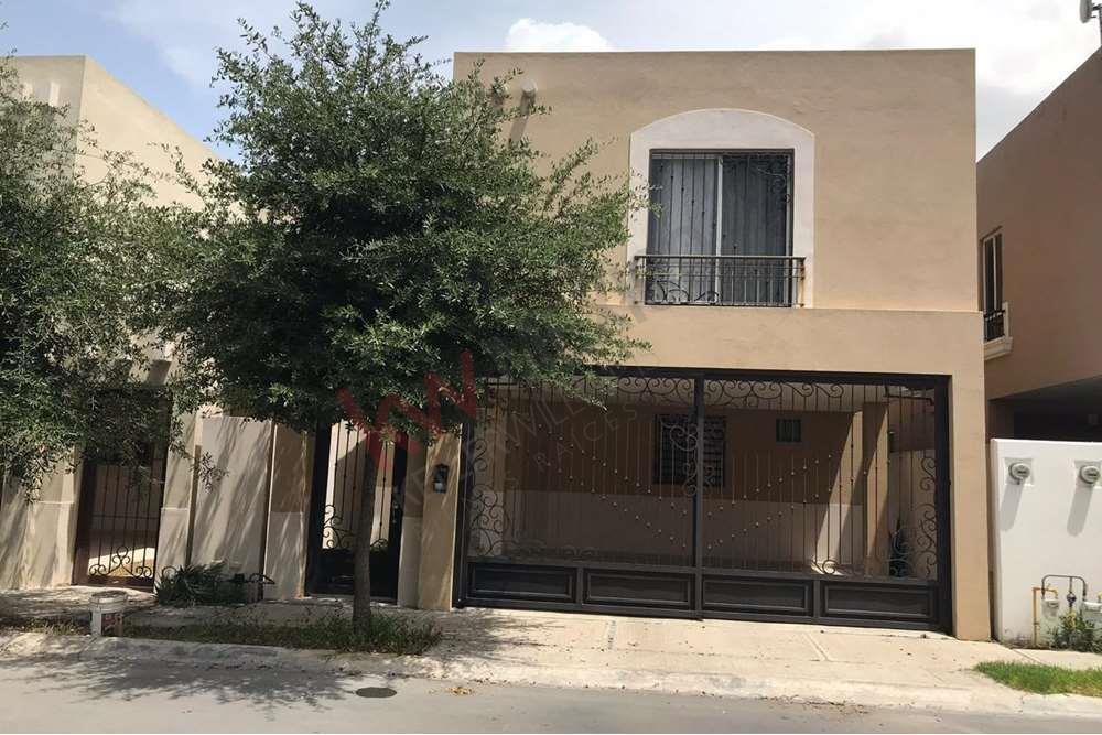 Casa en renta en Bosque de Agua Apodaca, cerca de zona industrial.