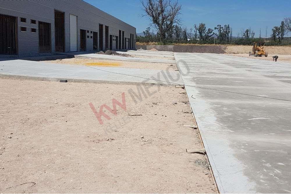 Venta Bodega 225 m² Microparque Industrial Tekno Queretaro. Ceerca Toyota