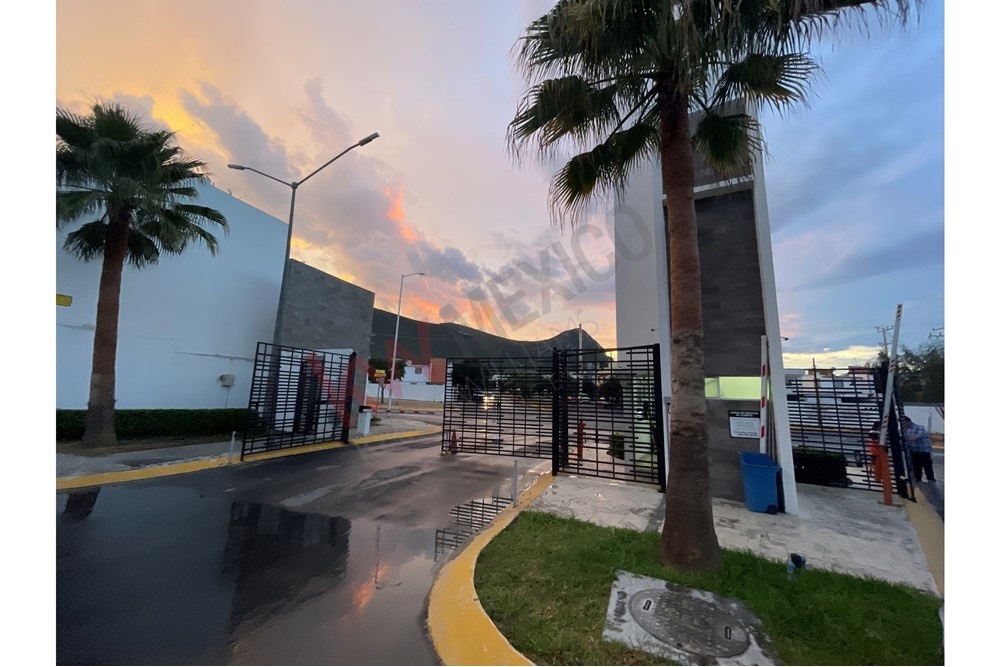 Renta de hermosa casa de 3 Niveles con 4 Recamaras y espectacular Terraza