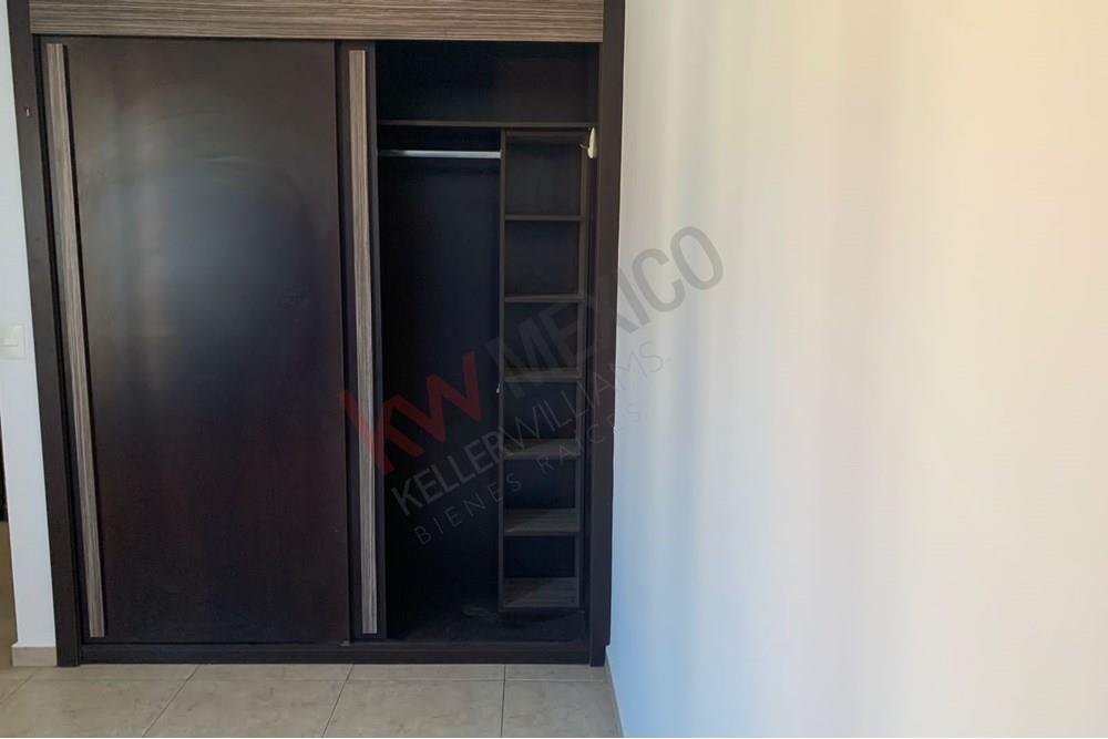 Venta de Departamento en Privada 'Puerta Real', Ubicado en una de las Mejores Zonas con Mayor Plusvalia y Seguridad en el Estado de Queretaro, 3 Recamaras, 2 Baños, 2 Estacionamientos, Areas Verdes, Palapa, Alberca, Asador, Juegos Infantiles y Vigilancia las 24 hrs.