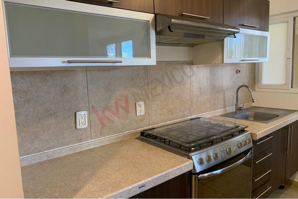 Venta de Departamento en Privada 'Puerta Real', Ubicado en una de las Mejores Zonas con Mayor Plusvalia y Seguridad en el Estado de Queretaro, 3 Recamaras, 2 Baños, 2 Estacionamientos, Areas Verdes, Palapa, Alberca, Asador, Juegos Infantiles y Vigilancia las 24 hrs.