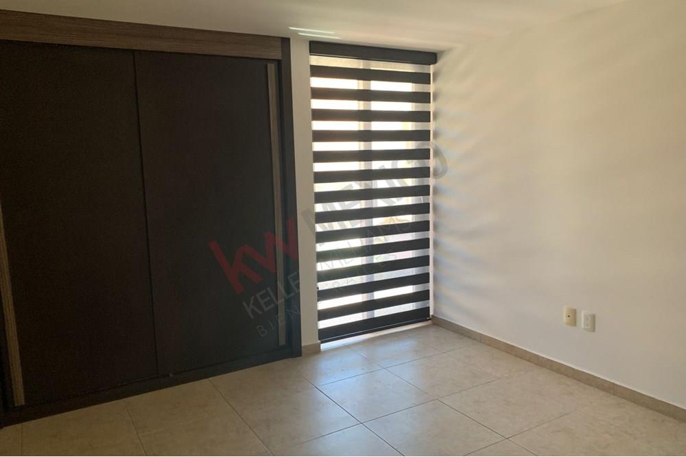 Venta de Departamento en Privada 'Puerta Real', Ubicado en una de las Mejores Zonas con Mayor Plusvalia y Seguridad en el Estado de Queretaro, 3 Recamaras, 2 Baños, 2 Estacionamientos, Areas Verdes, Palapa, Alberca, Asador, Juegos Infantiles y Vigilancia las 24 hrs.
