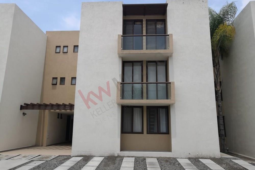 Venta de Departamento en Privada 'Puerta Real', Ubicado en una de las Mejores Zonas con Mayor Plusvalia y Seguridad en el Estado de Queretaro, 3 Recamaras, 2 Baños, 2 Estacionamientos, Areas Verdes, Palapa, Alberca, Asador, Juegos Infantiles y Vigilancia las 24 hrs.