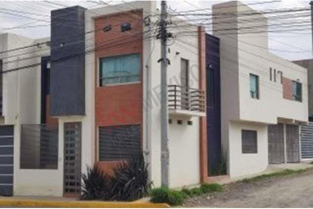 Casa amplia de 4 recamaras en venta en Toluca, Col. Capultit