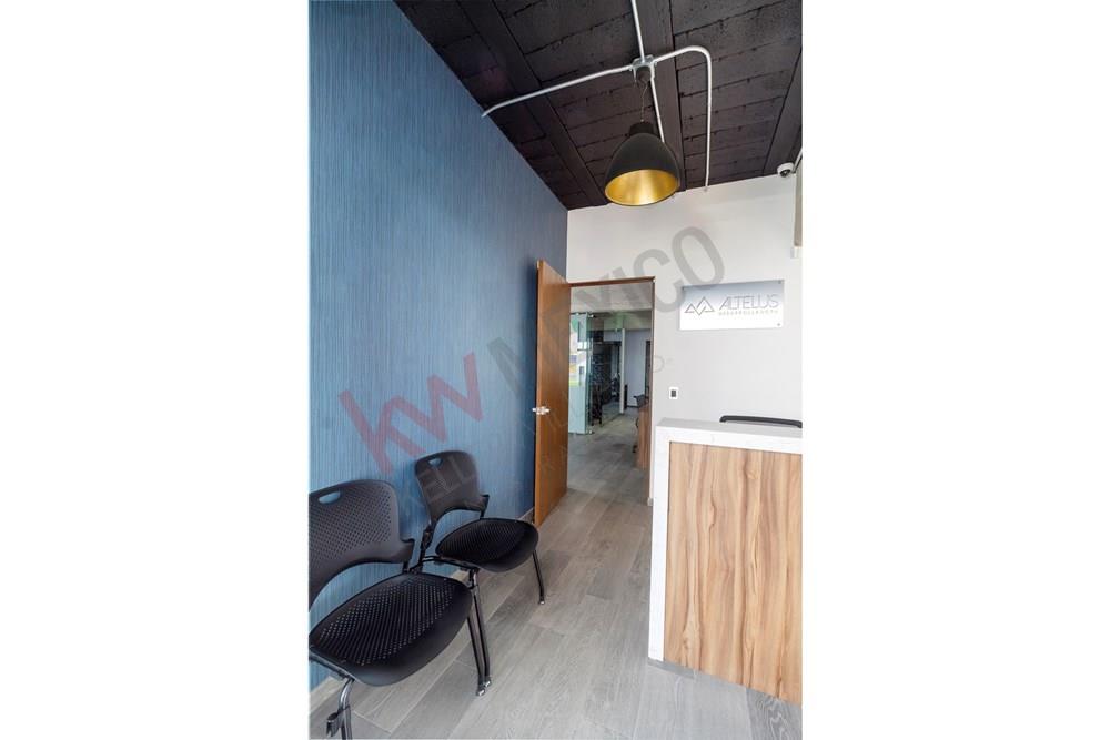 DISFRUTA DE AMPLIA Y FUNCIONAL OFICINA EN PLANTA BAJA, CON EXCELENTE UBICACIÓN EN PLAZA NORTE JURICA (AV. 5 DE FEBRERO, JURICA), CON TODO A LA MANO, RESTAURANTES, FAST FOOD, BANCOS, ETC.