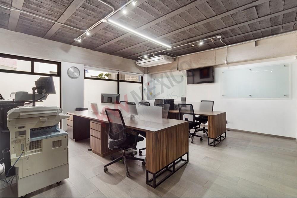 DISFRUTA DE AMPLIA Y FUNCIONAL OFICINA EN PLANTA BAJA, CON EXCELENTE UBICACIÓN EN PLAZA NORTE JURICA (AV. 5 DE FEBRERO, JURICA), CON TODO A LA MANO, RESTAURANTES, FAST FOOD, BANCOS, ETC.