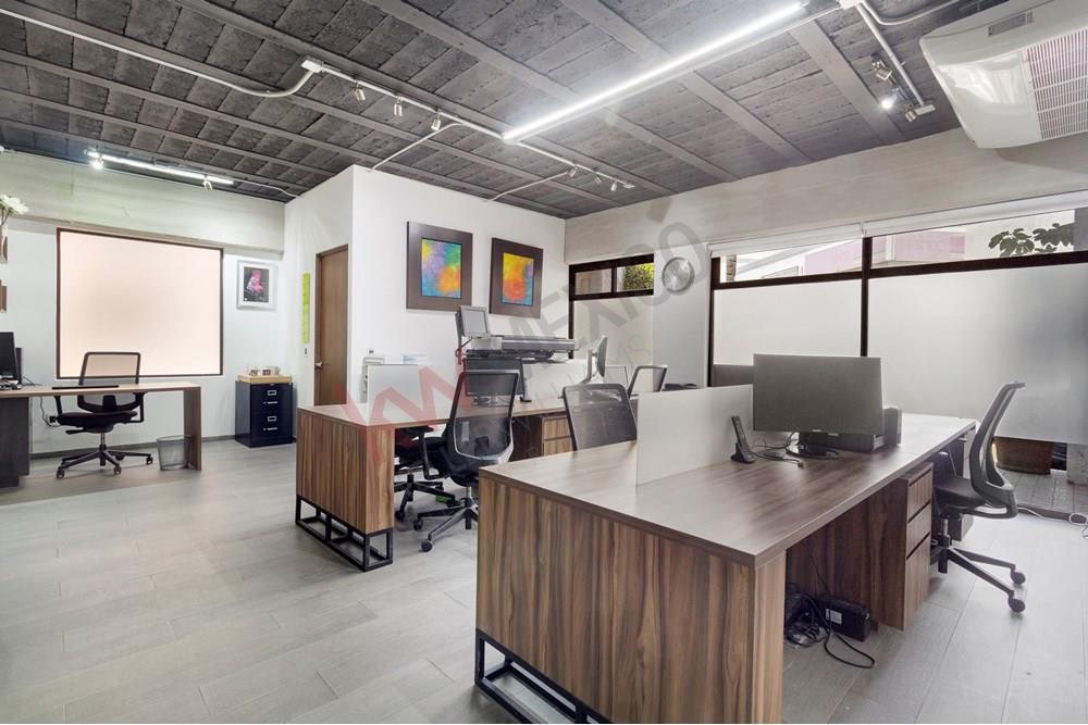 DISFRUTA DE AMPLIA Y FUNCIONAL OFICINA EN PLANTA BAJA, CON EXCELENTE UBICACIÓN EN PLAZA NORTE JURICA (AV. 5 DE FEBRERO, JURICA), CON TODO A LA MANO, RESTAURANTES, FAST FOOD, BANCOS, ETC.