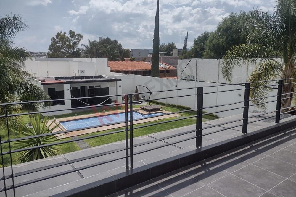 Residencia en venta en villas del mesón con alberca calle cerrada!!!!!!