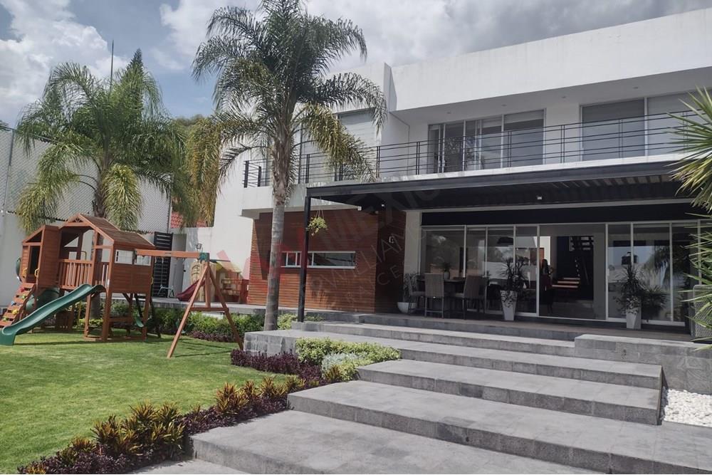 Residencia en venta en villas del mesón con alberca calle cerrada!!!!!!