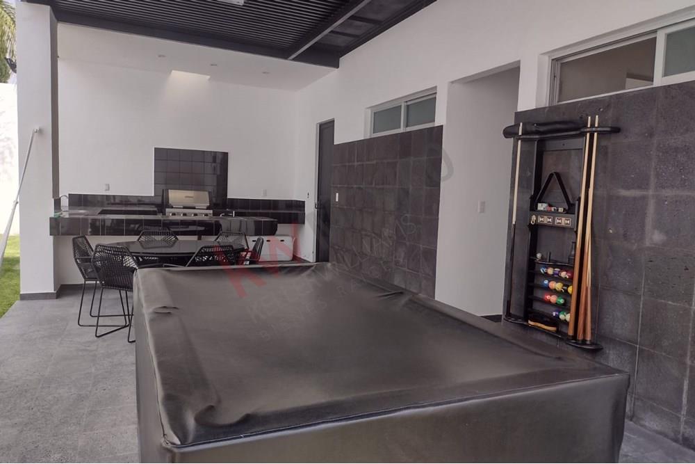 Residencia en venta en villas del mesón con alberca calle cerrada!!!!!!