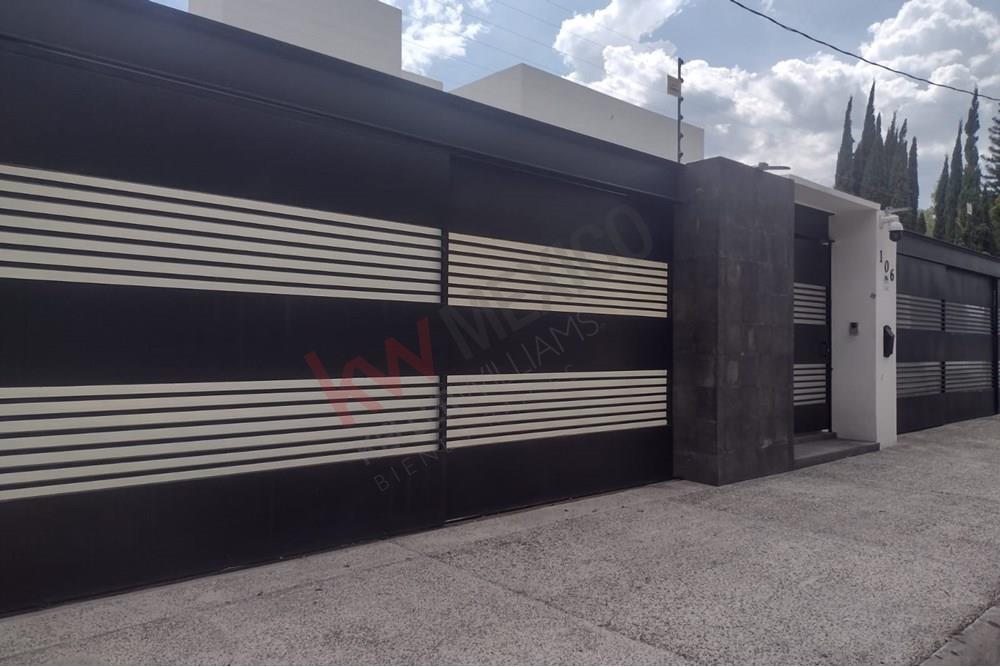 Residencia en venta en villas del mesón con alberca calle cerrada!!!!!!