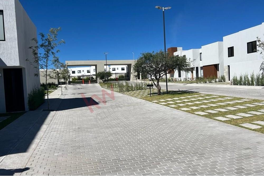Casa Nueva en Renta en Juriquilla de Caisa, con tres recámaras y jardín