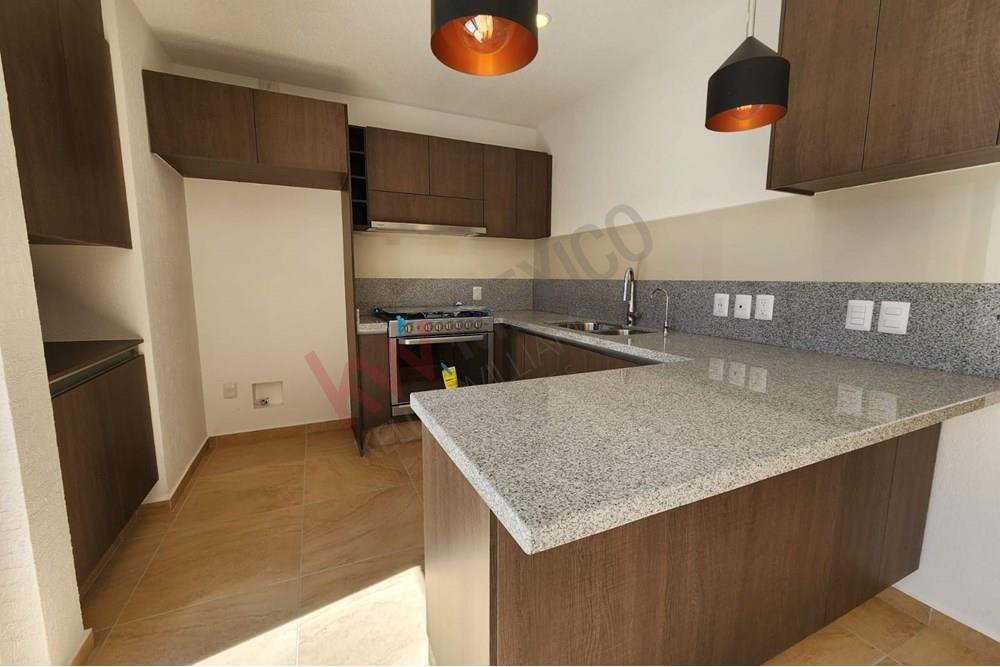 Casa Nueva en Renta en Juriquilla de Caisa, con tres recámaras y jardín