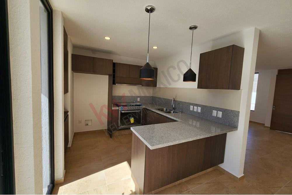 Casa Nueva en Renta en Juriquilla de Caisa, con tres recámaras y jardín