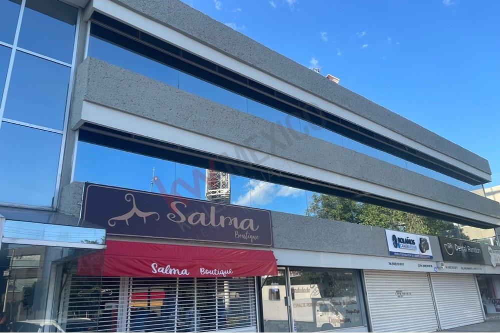 Oficina en renta sobre ave el Jacal en Jardines de la Hacienda Frente al campestre