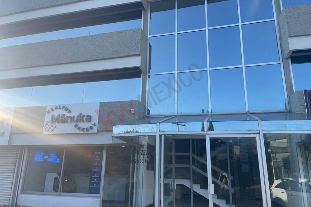 Oficina en renta sobre ave el Jacal en Jardines de la Hacienda Frente al campestre