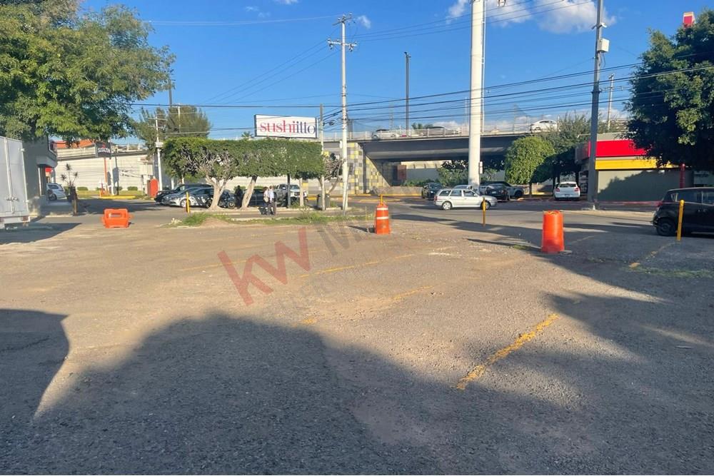 Oficina en renta sobre ave el Jacal en Jardines de la Hacienda Frente al campestre