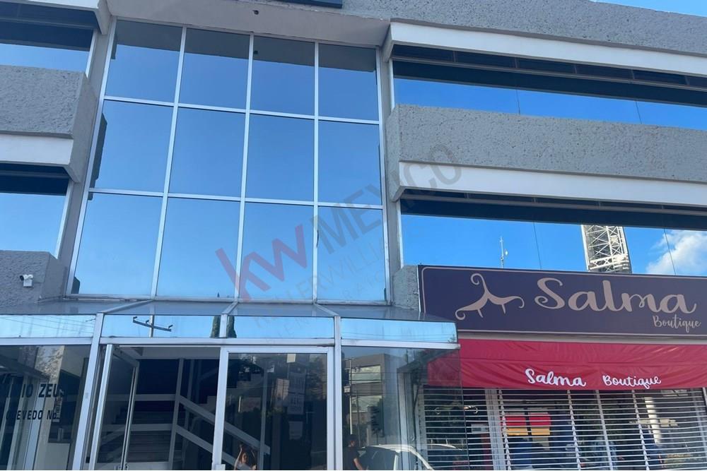 Oficina en renta sobre ave el Jacal en Jardines de la Hacienda Frente al campestre