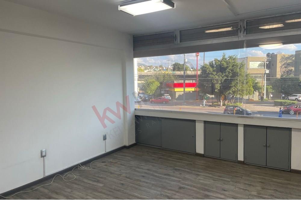 Oficina en renta sobre ave el Jacal en Jardines de la Hacienda Frente al campestre