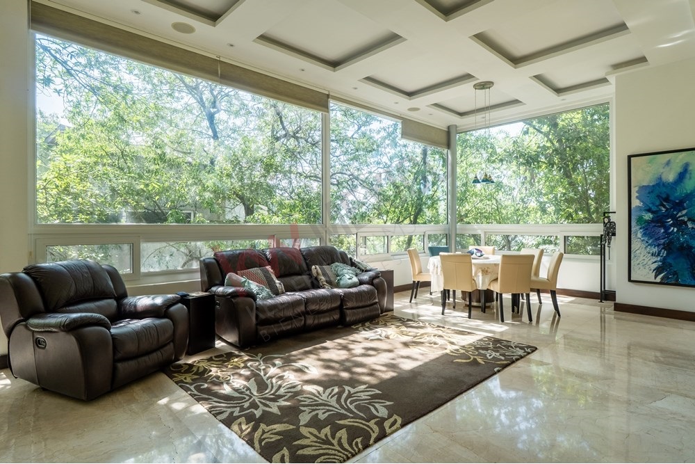 Descubre esta residencia de una planta en Chipinque, San Pedro Garza García, Nuevo León, que ofrece vistas espectaculares a las montañas. Una oportunidad única para vivir rodeado de naturaleza y comodidad.