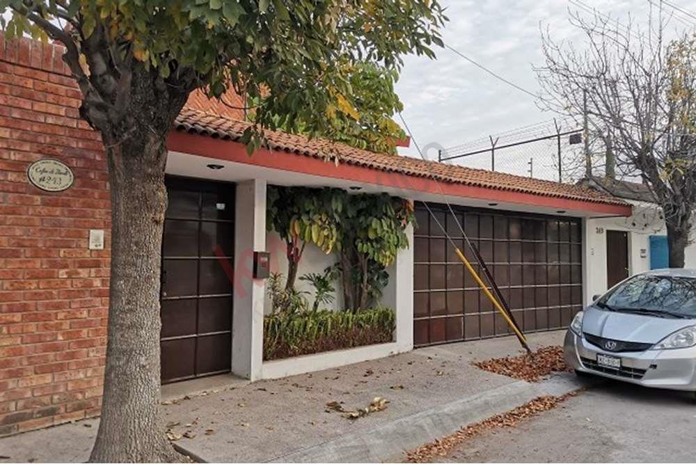 CASA EN RENTA en LOMAS 3ª SECCION