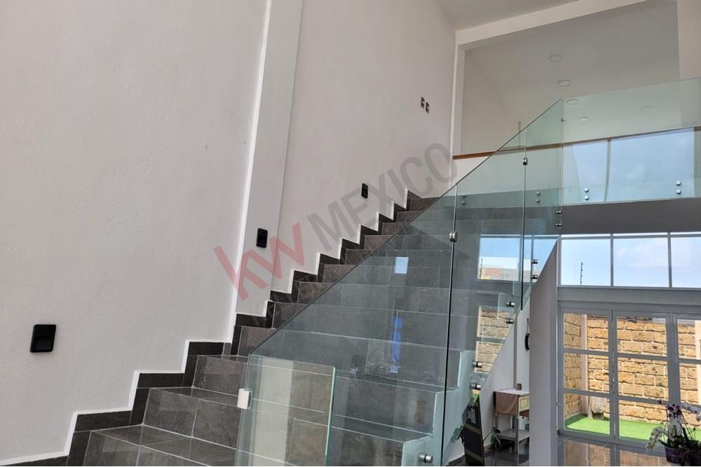 ¿Estás en busca de tu nuevo hogar? ¡No busques más! Tenemos la casa perfecta para ti. Esta hermosa casa en venta es ideal para aquellos que buscan comodidad, estilo y un lugar para llamar suyo.
