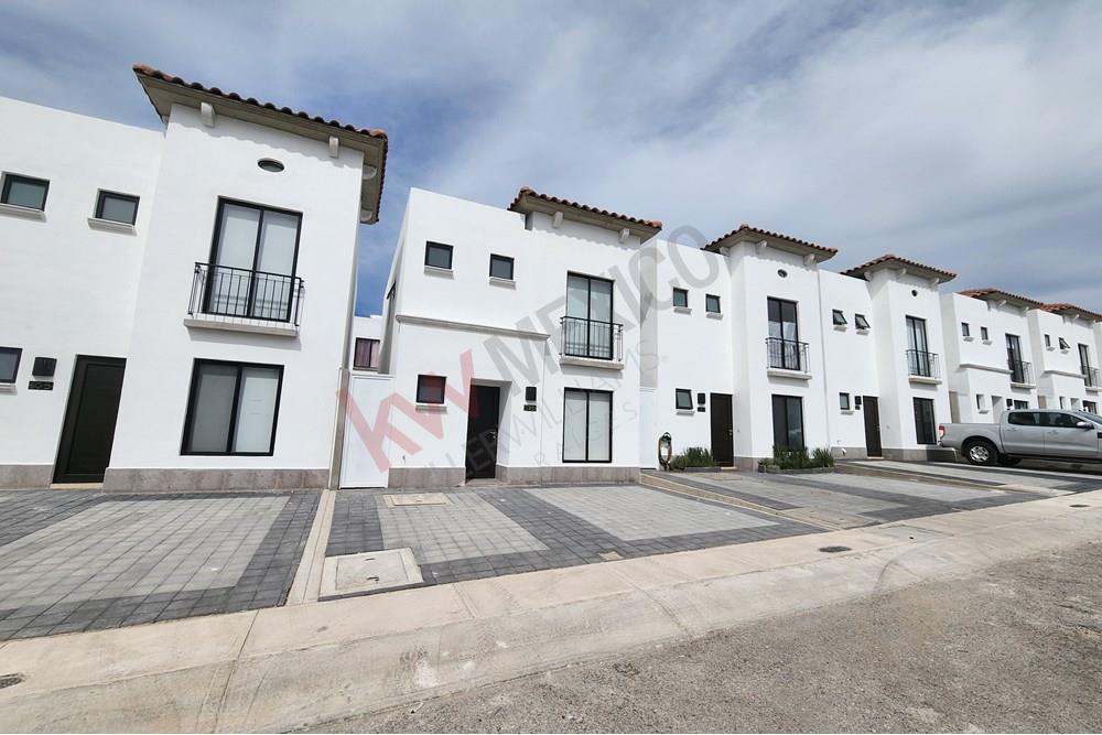 Renta de casa nueva, cuenta con 3 recamaras, jardín y alberca, ubicada en  Corregidora, Querétaro.