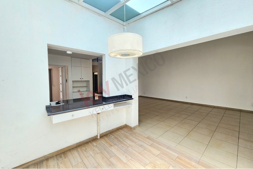 CASA EN VENTA, JURIQUILLA SANTA FÉ, QRO! RECÁMARA EN PLANTA BAJA!