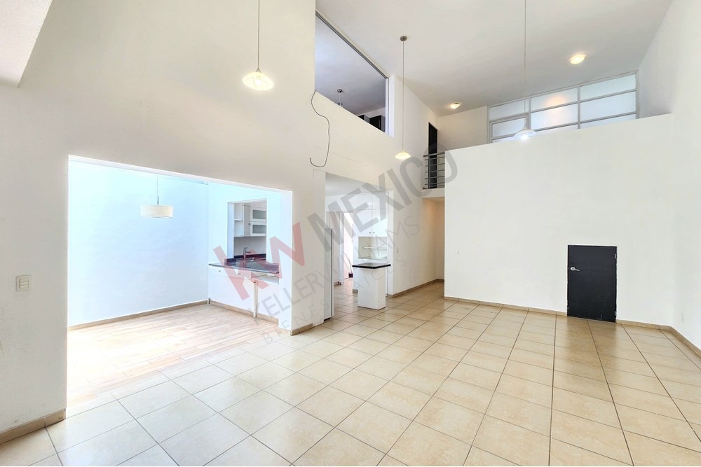 CASA EN VENTA, JURIQUILLA SANTA FÉ, QRO! RECÁMARA EN PLANTA BAJA!
