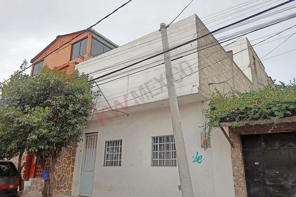 Edificio con doce espacios para consultorios, cuartos, oficinas. Colonia Morelos Pachuca. Tres niveles.