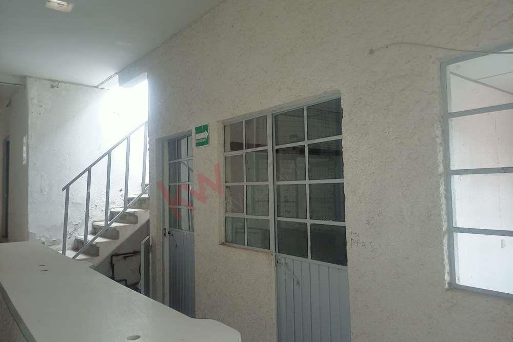 Edificio con doce espacios para consultorios, cuartos, oficinas. Colonia Morelos Pachuca. Tres niveles.