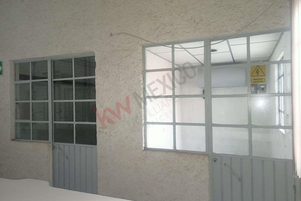 Edificio con doce espacios para consultorios, cuartos, oficinas. Colonia Morelos Pachuca. Tres niveles.