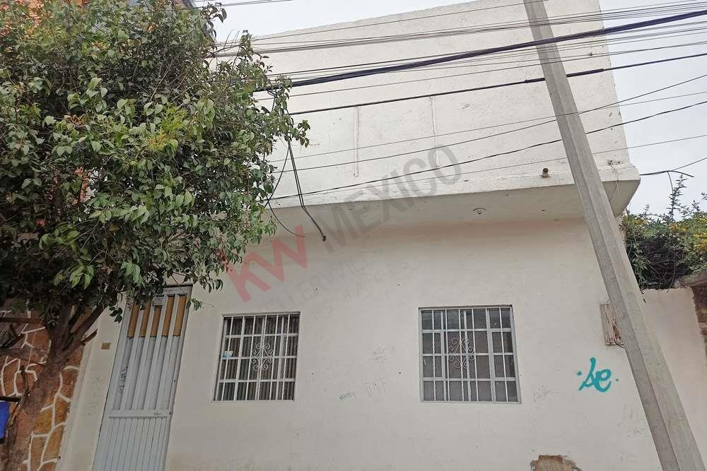 Edificio con doce espacios para consultorios, cuartos, oficinas. Colonia Morelos Pachuca. Tres niveles.