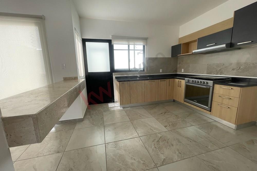 Renta Casa en condominio Zandara, Zibatá, Querétaro. Recamará en PB.