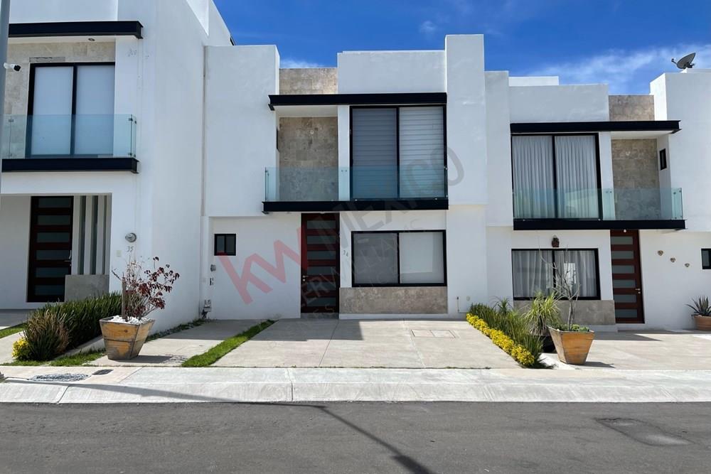 Renta Casa en condominio Zandara, Zibatá, Querétaro. Recamará en PB.