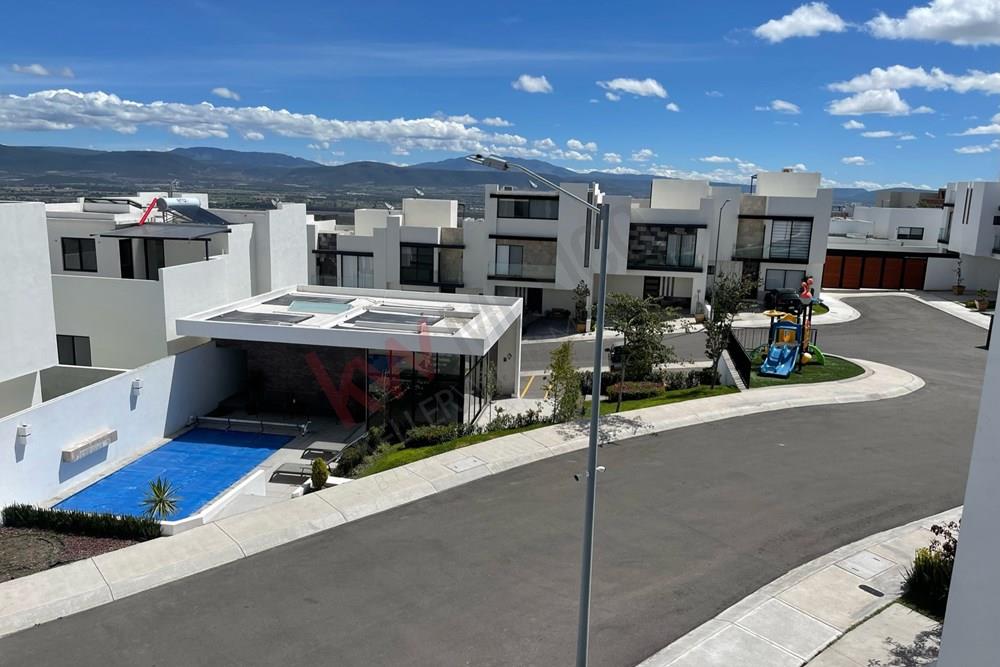 Renta Casa en condominio Zandara, Zibatá, Querétaro. Recamará en PB.