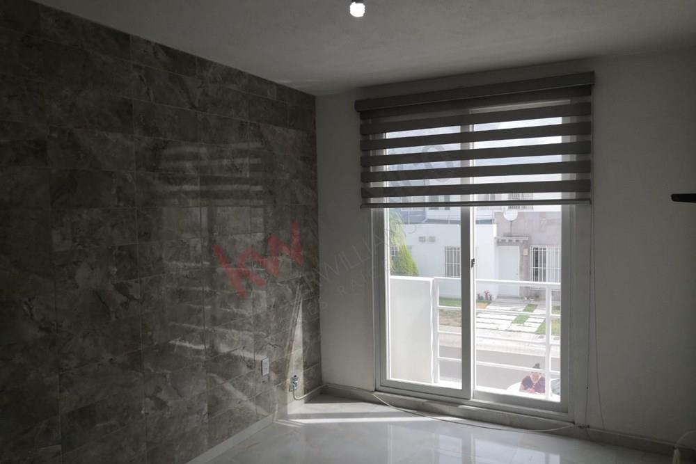 Casa en Venta en privada con ampliacion , 2 niveles, 3 recamaras, 2 1/2 baños, 2 estacionamientos, cerca de tiendas de conveniencia, hospitales plazas comerciales, bancos y colegios