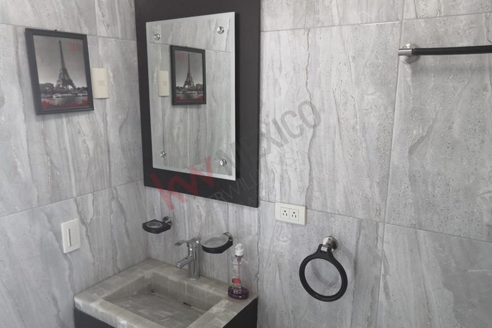 Casa en Venta en privada con ampliacion , 2 niveles, 3 recamaras, 2 1/2 baños, 2 estacionamientos, cerca de tiendas de conveniencia, hospitales plazas comerciales, bancos y colegios