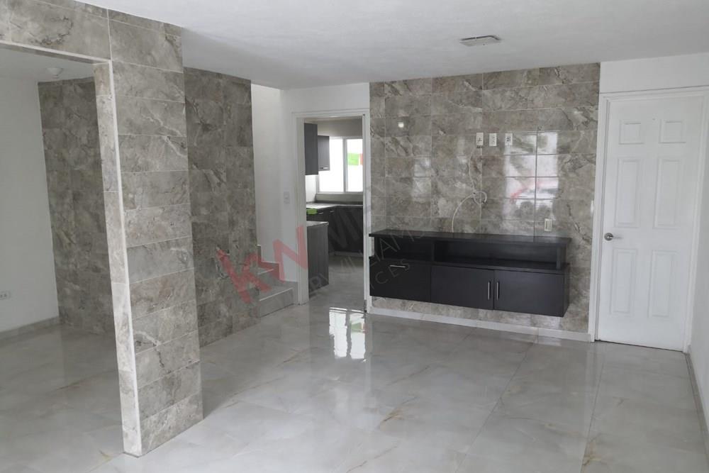 Casa en Venta en privada con ampliacion , 2 niveles, 3 recamaras, 2 1/2 baños, 2 estacionamientos, cerca de tiendas de conveniencia, hospitales plazas comerciales, bancos y colegios