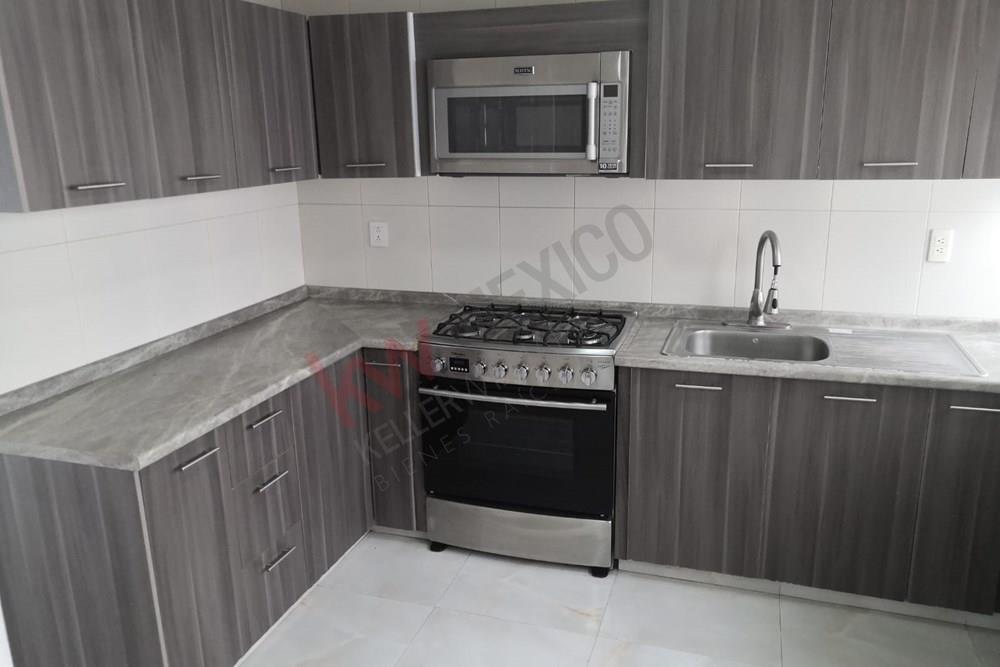 Casa en Venta en privada con ampliacion , 2 niveles, 3 recamaras, 2 1/2 baños, 2 estacionamientos, cerca de tiendas de conveniencia, hospitales plazas comerciales, bancos y colegios