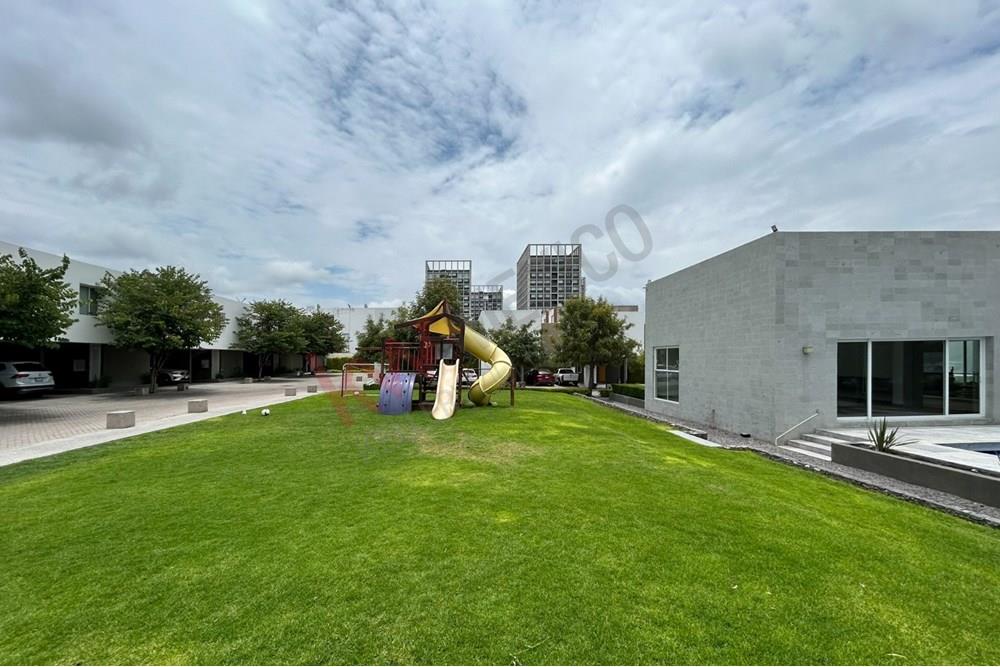 CASA en VENTA en JURIQUILLA (en fraccionamiento cerrado)