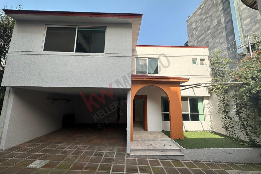 Casa con excelente ubicación en renta en privada Valle de las Palmas, Interlomas