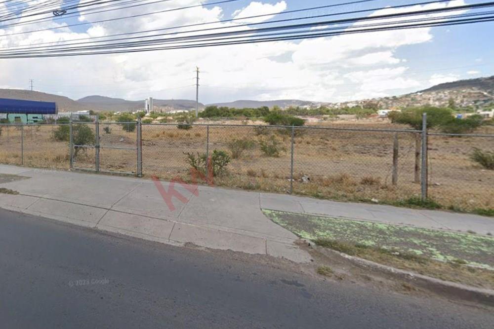 Descubra la oportunidad de adquirir un estupendo terreno en renta en la exclusiva zona de El Salitre, Querétaro. Este terreno cuenta con una ubicación privilegiada y excelentes características que lo convierten en la opción ideal para su próximo proyecto. ¡No pierda esta oportunidad única de invertir en un terreno de calidad en una de las zonas más cotizadas de la ciudad!