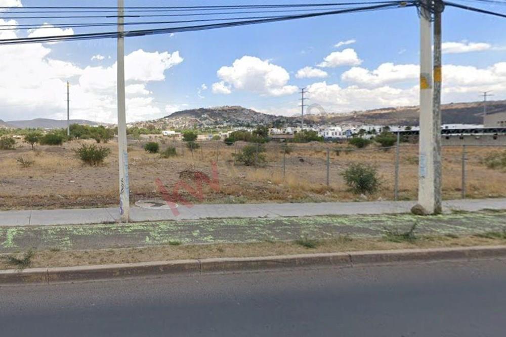 Descubra la oportunidad de adquirir un estupendo terreno en renta en la exclusiva zona de El Salitre, Querétaro. Este terreno cuenta con una ubicación privilegiada y excelentes características que lo convierten en la opción ideal para su próximo proyecto. ¡No pierda esta oportunidad única de invertir en un terreno de calidad en una de las zonas más cotizadas de la ciudad!