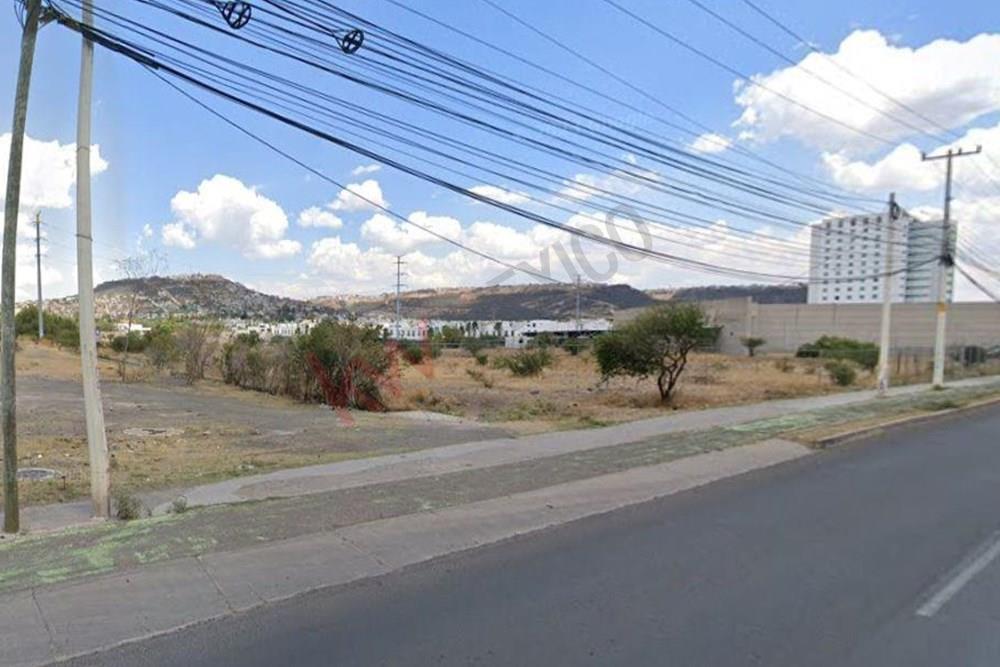 Descubra la oportunidad de adquirir un estupendo terreno en renta en la exclusiva zona de El Salitre, Querétaro. Este terreno cuenta con una ubicación privilegiada y excelentes características que lo convierten en la opción ideal para su próximo proyecto. ¡No pierda esta oportunidad única de invertir en un terreno de calidad en una de las zonas más cotizadas de la ciudad!