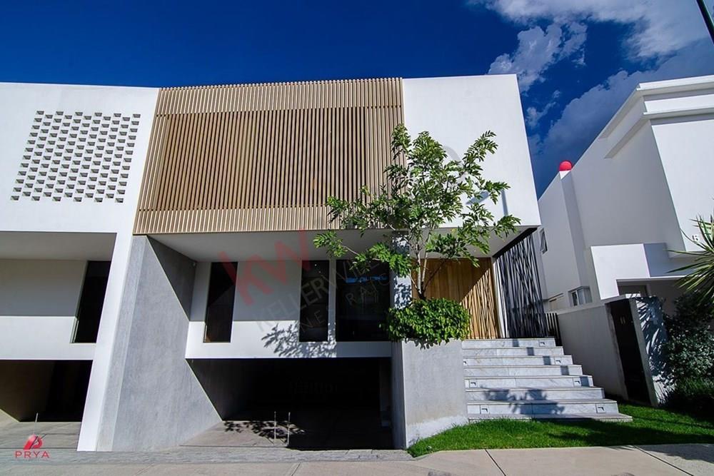 CASA EN VENTA EN ZONA REAL,ZAPOPAN, JAL.