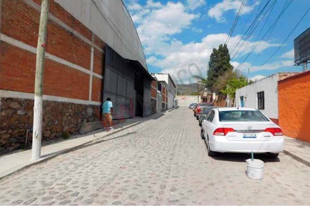 Bodega en renta Santa Rosa Jauregui a unos pasos de Paseo de la República con mezannine, oficina, baños y estacionamiento